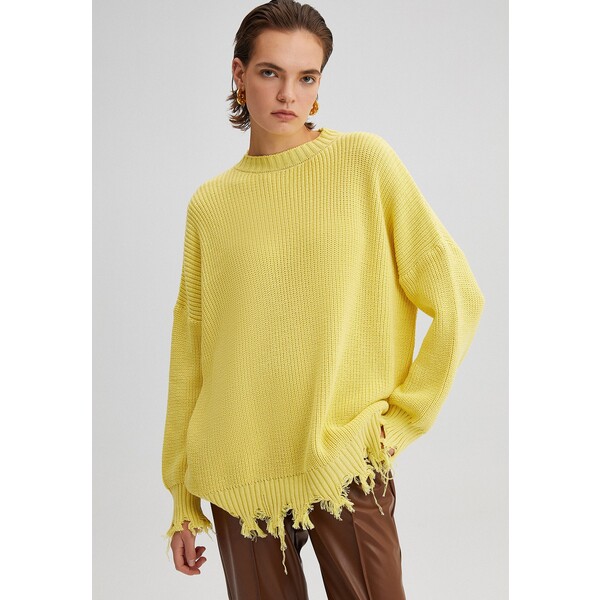 Touché Privé WITH FRINGED HEM Sweter yellow TOV21I021-E11