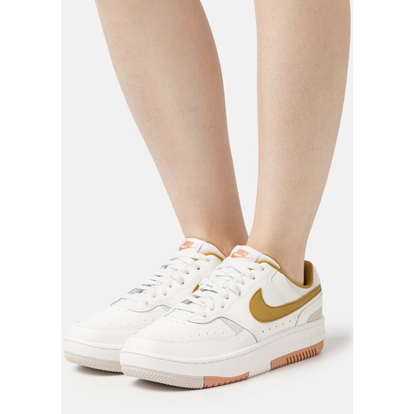 Nike Sportswear GAMMA FORCE Sneakersy niskie sail/bronzine/light orewood brown/amber brown NI111A18C-A15