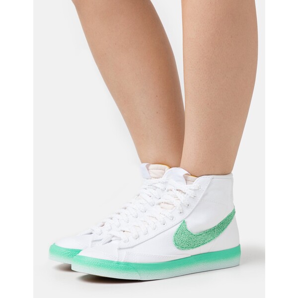 Nike Sportswear BLAZER MID 77 AUMX2 Sneakersy wysokie white/spring green/barely green/gum light brown NI111A18K-A11