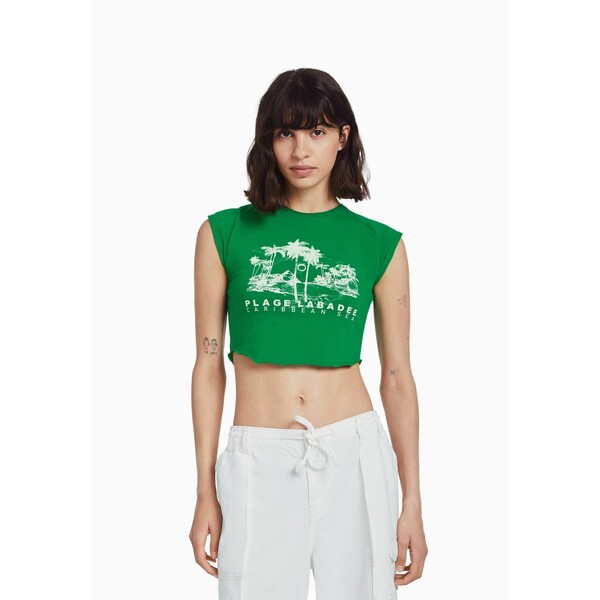 Bershka SHORT RAGLAN SLEEVES PRINTED T-shirt z nadrukiem evergreen BEJ21D1OX-M11