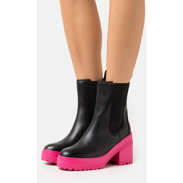 Tommy Jeans COLOR OUTSOLE BOOT Botki na obcasie black/jewel pink TOB11N031-Q11