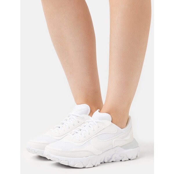 Nike Sportswear REACT R3VISION Sneakersy niskie white/summit white NI111A15Y-A12