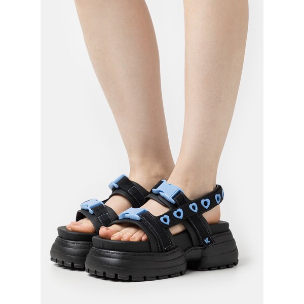 Koi Footwear FAKE FEELINGS CHUNKY Sandały na platformie black/blue KOF11A04T-Q12