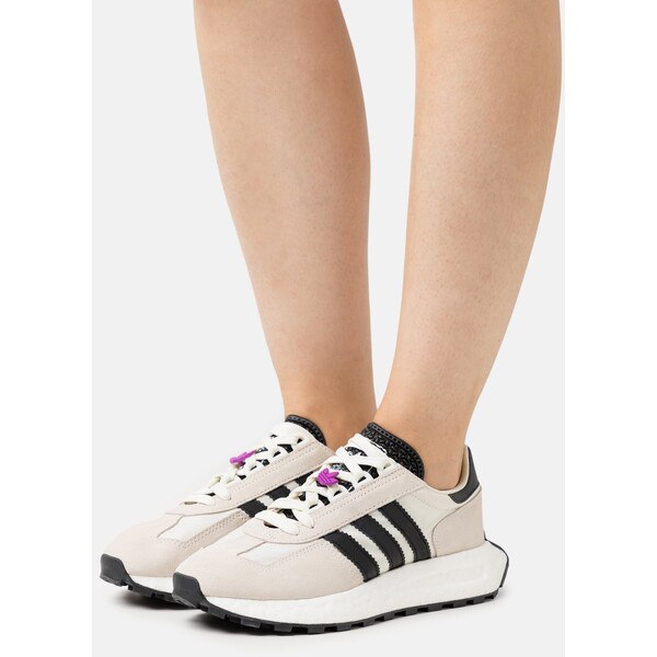 adidas Originals RETROPY E5 Sneakersy niskie off white/core black/shock purple AD111A25N-A11