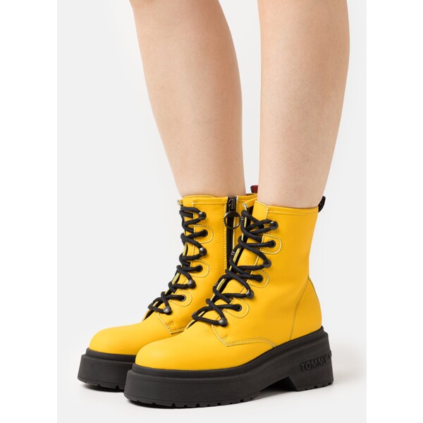 Tommy Jeans LACE UP CHUNKY Botki na platformie warm yellow TOB11N030-E11
