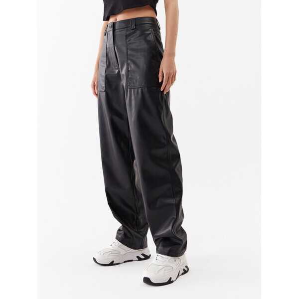 Calvin Klein Jeans Spodnie z imitacji skóry J20J221385 Czarny Regular Fit