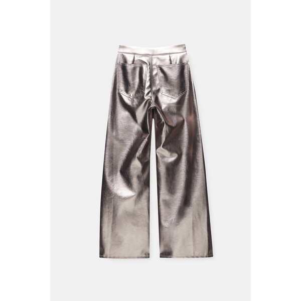 Pull&Bear Metaliczne spodnie ze sztucznej skóry z bardzo szerokimi nogawkami 7676/349
