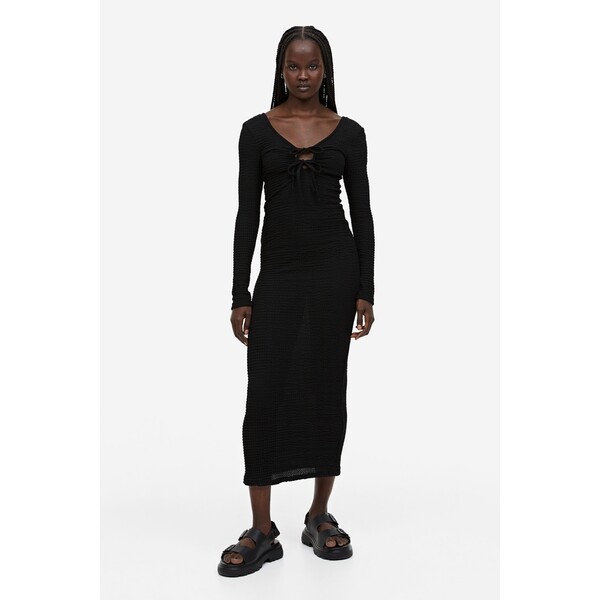 H&M Dzianinowa sukienka w strukturalny splot - Głęboki dekolt - Długi rękaw - 1147792002 Czarny