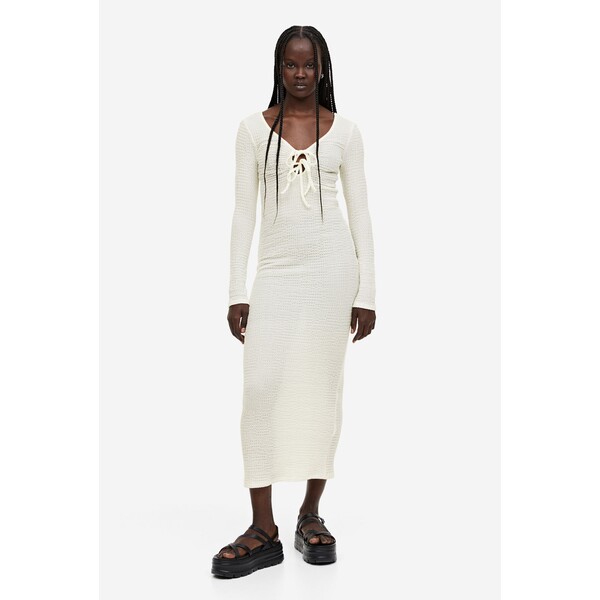 H&M Dzianinowa sukienka w strukturalny splot - Głęboki dekolt - Długi rękaw - 1147792002 Kremowy