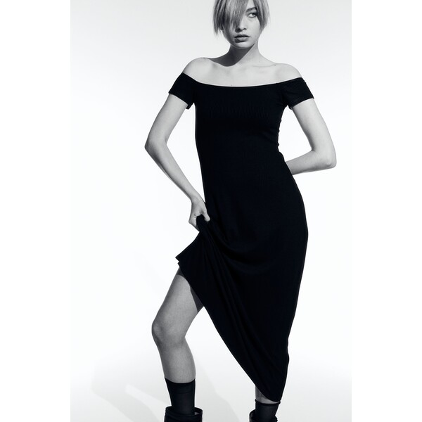 H&M Dzianinowa sukienka z odkrytymi ramionami - 1223835001 Czarny