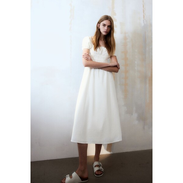 H&M Elastycznie marszczona sukienka z domieszką lnu - 1220908004 Kremowy
