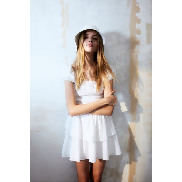 H&M Falbaniasta sukienka z elastycznym marszczeniem - 1219988003 Biały