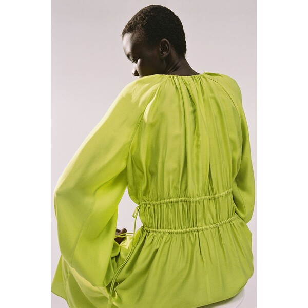 H&M Obszerna sukienka ze sznurkiem do ściągania - Dekolt w serek - Długi rękaw - 1239423001 Limonkowy