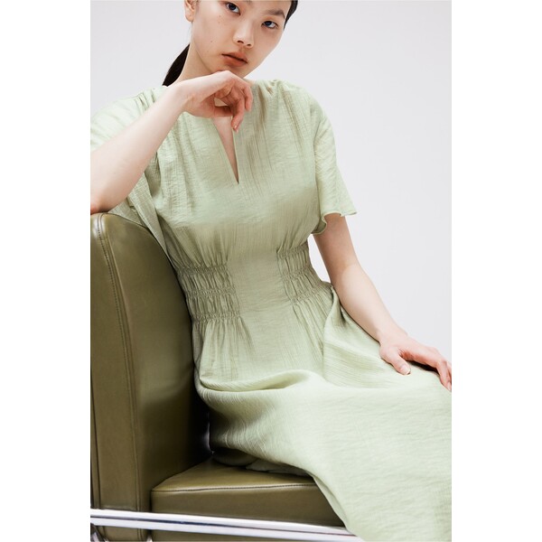 H&M Długa sukienka z elastycznym marszczeniem - Okrągły dekolt - Krótki rekaw - 1237994003 Pistacjowy
