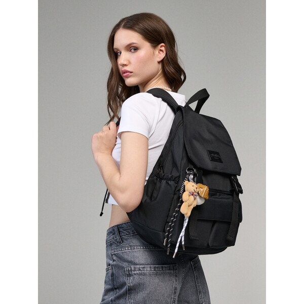 House Czarny plecak z kieszeniami i brelokiem 060GQ-99X