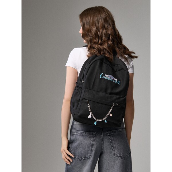 House Czarny plecak z brelokiem i haftem Cinnamoroll 063GQ-99X