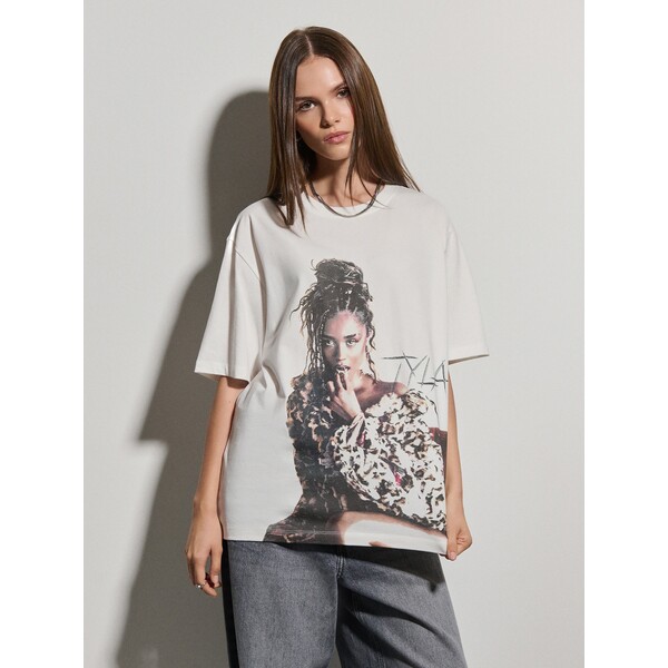 House Luźna biała koszulka z nadrukiem Tyla 749GP-01X