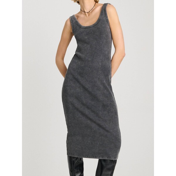 Sinsay Dopasowana dzianinowa sukienka midi z efektem sprania 453CH-90X