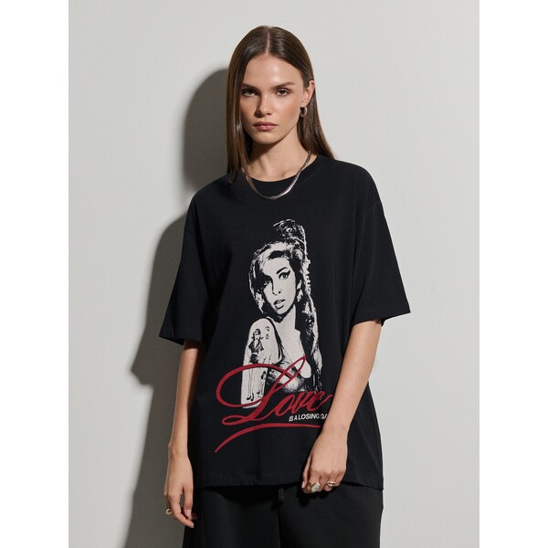Luźna czarna koszulka z nadrukiem Amy Winehouse 946GR-99X