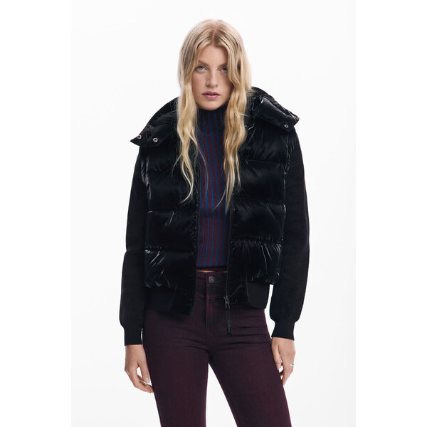 Desigual Błyszcząca kurtka pikowana z odpinanymi rękawami 25WWEW322000