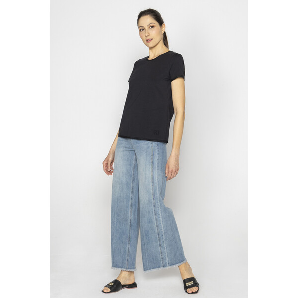 Deni Cler Czarny t-shirt z okrągłym dekoltem wykończonym tiulem T-DC-T214-E2-10-90-1