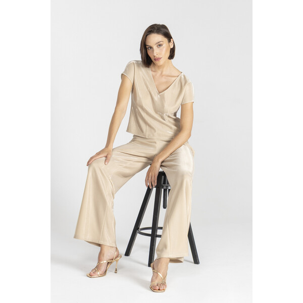 Deni Cler Beżowa elegancka bluzka z krótkim rękawem W-DC-1219-E2-E6-13-1