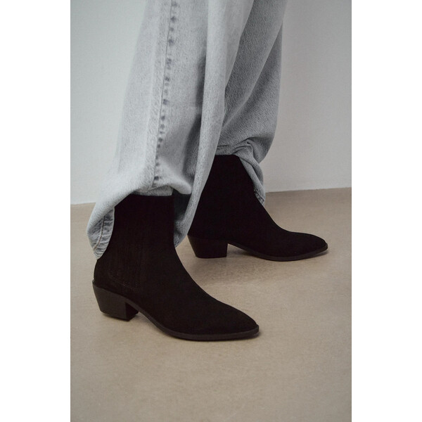 Medicine botki zamszowe  kolor czarny na słupku