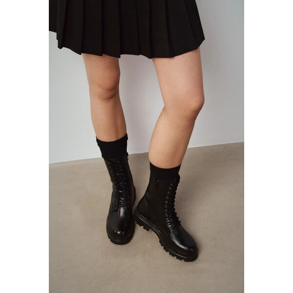 Medicine botki skórzane  damskie kolor czarny na platformie