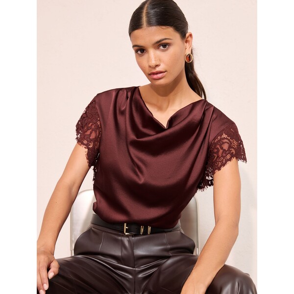Czerwony - Satynowa bluzka Friends Like These z drapowanym dekoltem i koronkowymi detalami H70-664