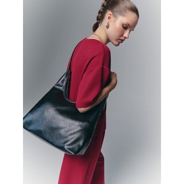 House Czarna torebka z półoktągłym zapięciem 418JF-99X