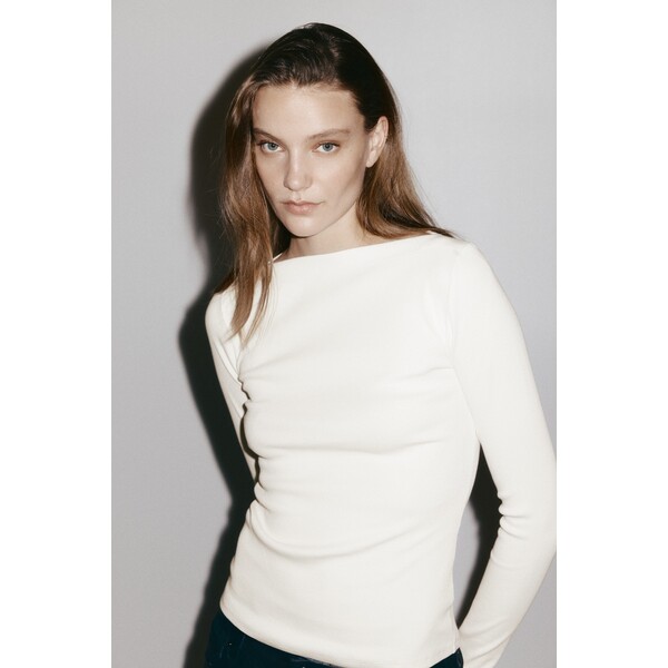 H&M Prążkowany top z dekoltem w łódeczkę 1328441