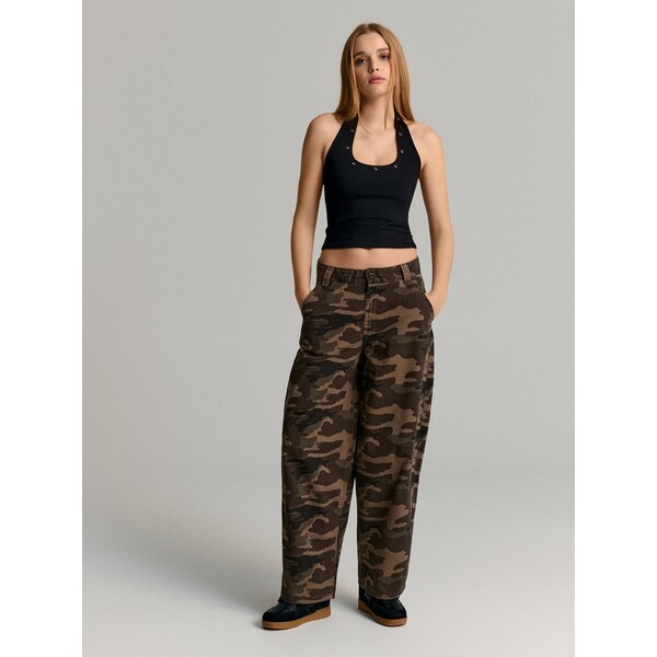 House Wzorzyste spodnie baggy z motywem camo z zaszewkami 030IR-MC1
