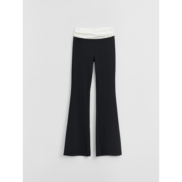 House Dzianinowe czarne spodnie dzwony z białym wywijanym pasem 711JL-MC1