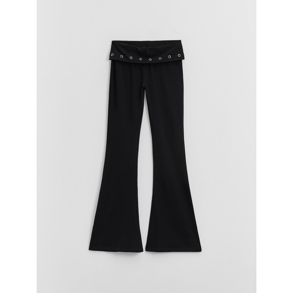 House Dzianinowe spodnie dzwony mid waist z odwiniętym pasem czarne 493JQ-99X