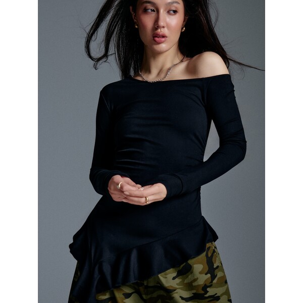 House Czarna bluzka z dekoltem open shoulder i falbanką na dole 628JT-99X