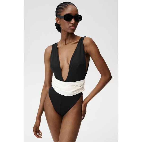 Undress Code jednoczęściowy strój kąpielowy Aura Swimsuit  kolor czarny miękka miseczka 937