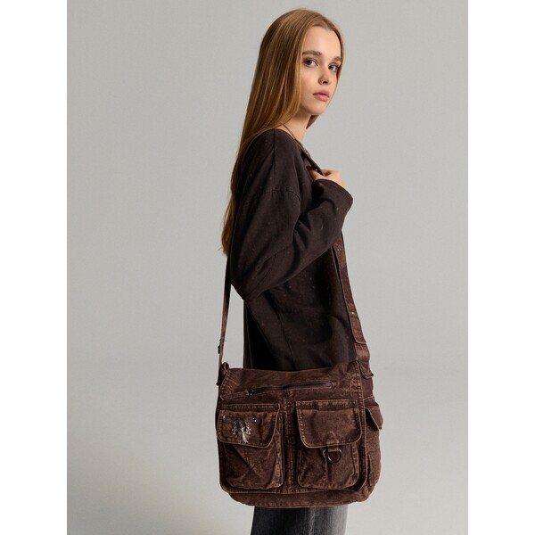 House Brązowa torba jeansowa mulitpocket z agrafką 421JF-88X