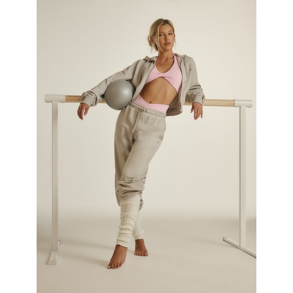 Spodnie dresowe joggery damskie 4F x Anna Lewandowska - szare 4FWMM00TTROF1138-27M