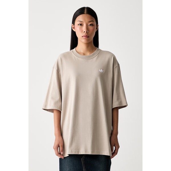 adidas Originals T-shirt damski bawełniany Essentials  beżowy KT4802