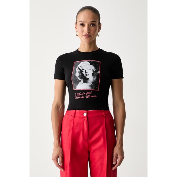 Guess crop top damski z wiskozą MARILYN MONROE  czarny W6YI64 K6710 W6YI64.K6710