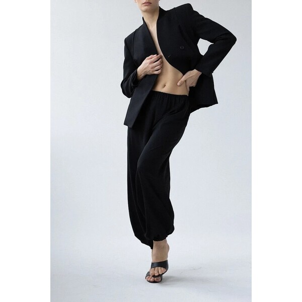 muuv. Muuv spodnie joggery damskie z wiskozy DUE  czarne regular waist spodnie.jogger.DUE