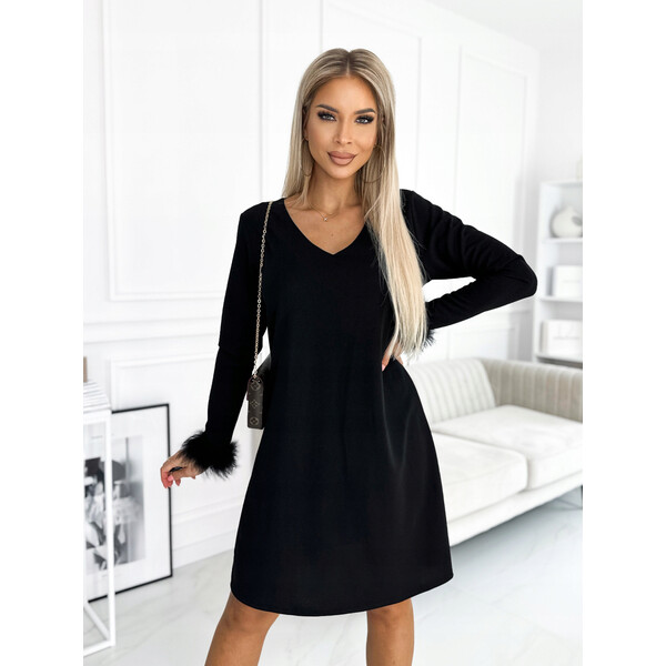 Rose Boutique Czarna trapezowa sukienka z ozdobnymi piórami