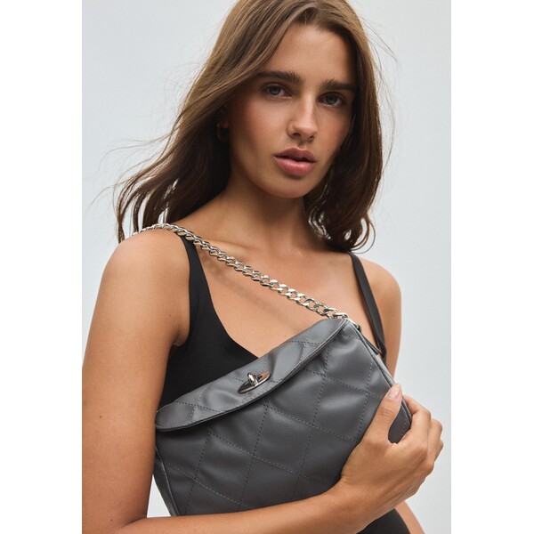 Stradivarius Pikowana zamszowa torebka na ramię z łańcuszkiem 03617211-250