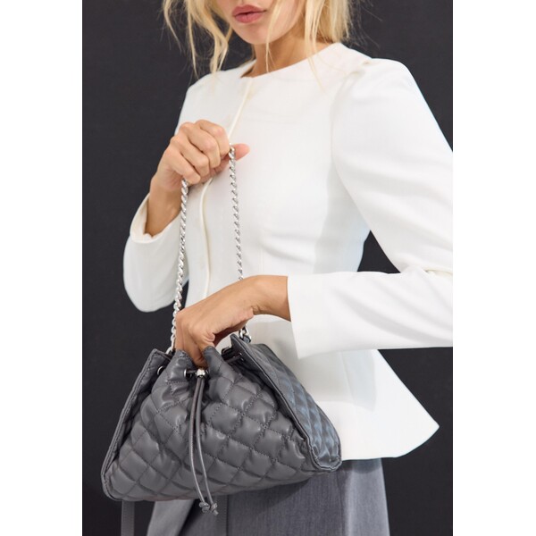 Stradivarius Zamszowa pikowana torebka na ramię z marszczeniem 03616211-250