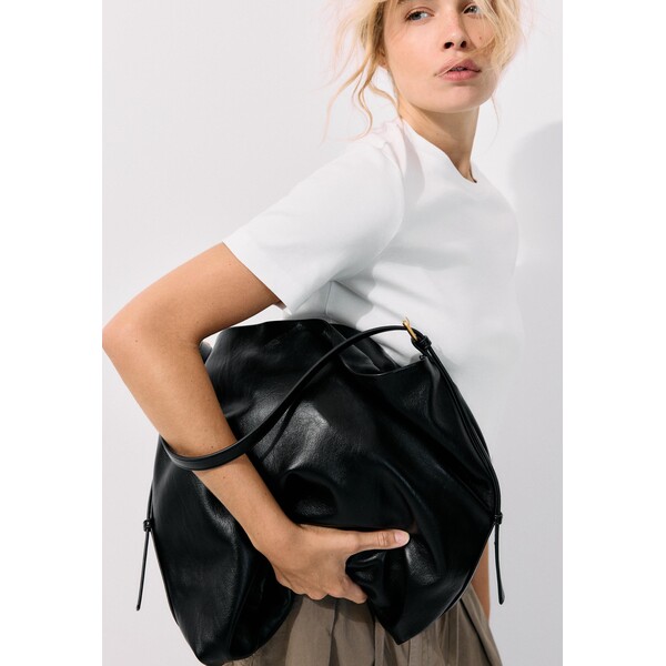 Stradivarius Miękka torebka na ramię 03635201-001