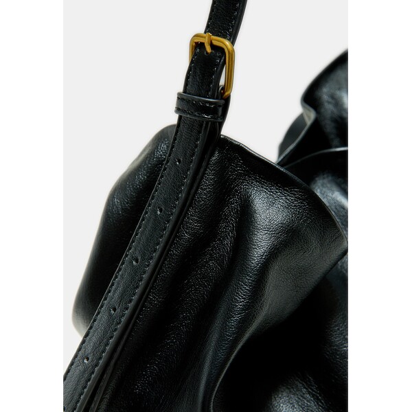 Stradivarius Miękka torebka na ramię 03635201-001
