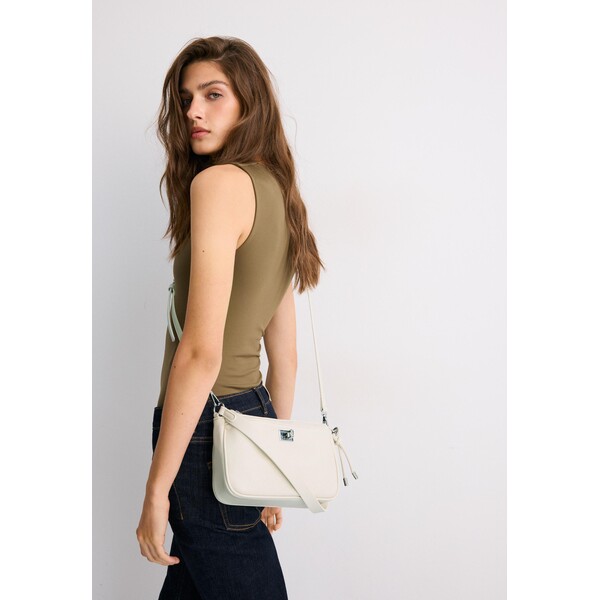 Stradivarius Zamszowa torebka na ramię typu listonoszka z zapięciem 03624201-004