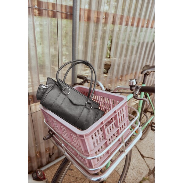 Stradivarius Wydłużona torebka na ramię z kieszeniami 03644211-250