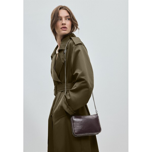 Stradivarius Minitorebka z ćwiekami 03700201-152