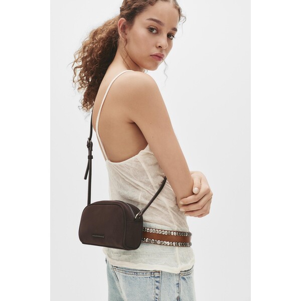 Pull&Bear Casualowa torebka typu listonoszka 14168640-100